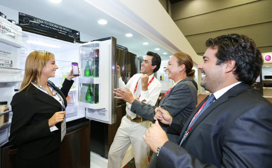 7일(현지시간) 멕시코 칸쿤에서 열린 LG전자 신제품발표회 '이노페스트'에서 현지 거래처 관계자들이 LG 냉장고에 탑재한 블루투스 스피커로 나오는 음악을 들으며 춤을 추고 있다. <LG전자 제공>